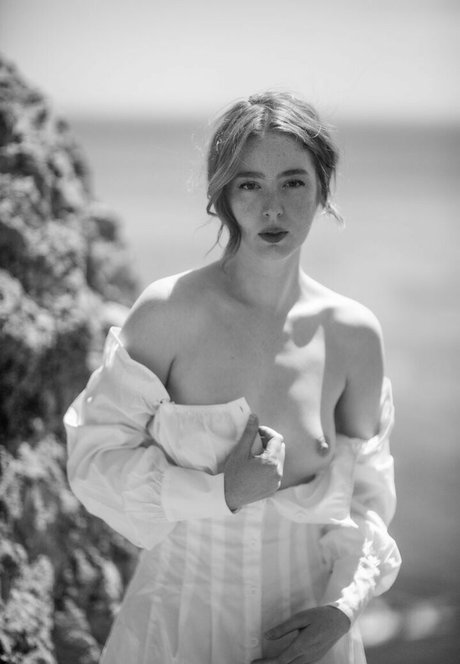 巨大なチンポを持つシーメールオンリーファンズ アダルト 写真