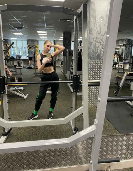 裸の男性 オンリーファンズ アダルト 画像