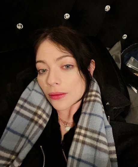 足ヌードオンリーファンズ トップ 写真