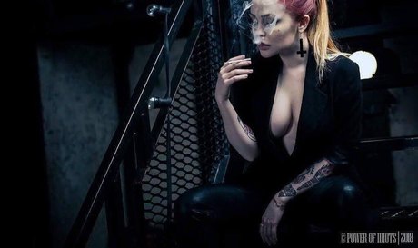 お金 オンリーファンズ アート裸 画像