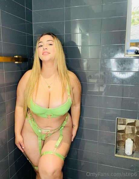 毛深い足のOnlyFans ヌード ギャラリー