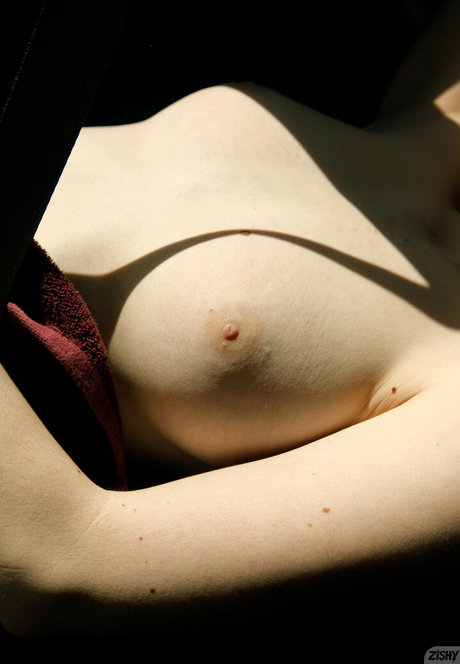 18歳のオンリーファンズ アートヌード 写真