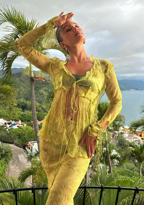 巨大なチンポを持つシーメールオンリーファンズ 無料セクシー 写真