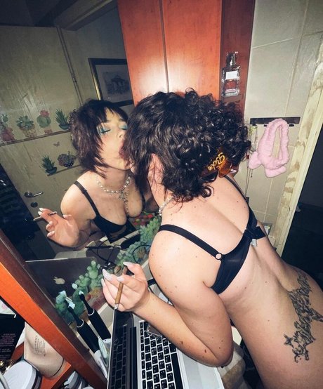 ティーングラスオンリーファン セクシーヌード 写真