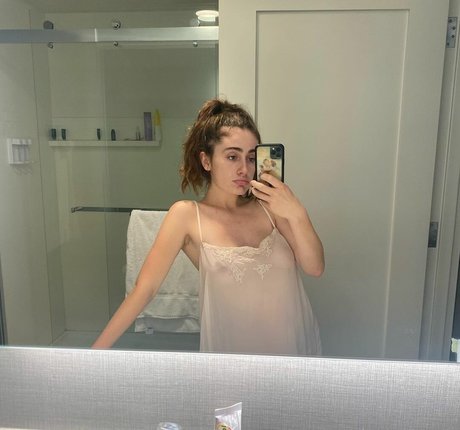 Rachel Anne Sennott スター ヌード 画像