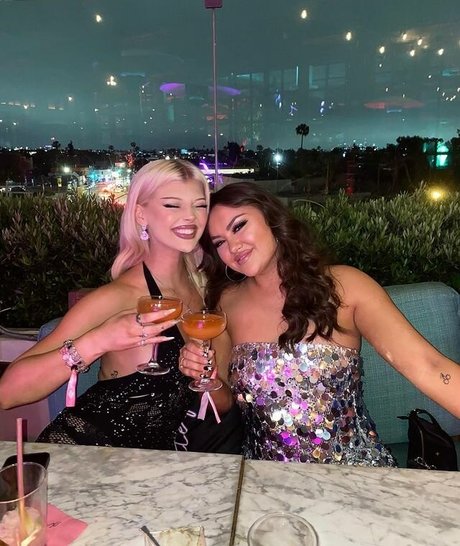 アジアンツインズOnlyFans 無料ヌード 写真