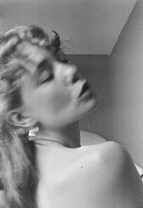 シャイなオンリーファンズ 無料アダルト 写真