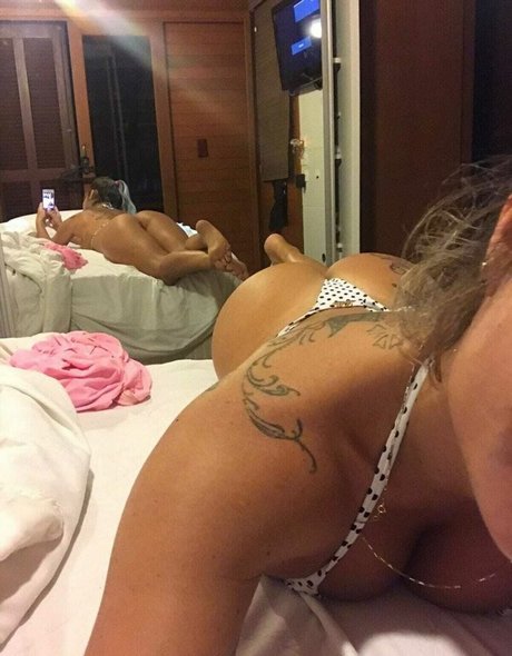 自然な赤毛のオンリーファンズ ホット裸 画像