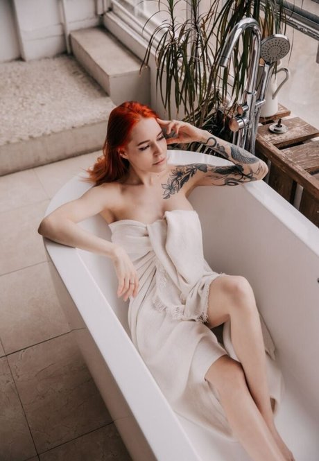 毛深いラテン系オンリーファンズ アートポルノ 写真