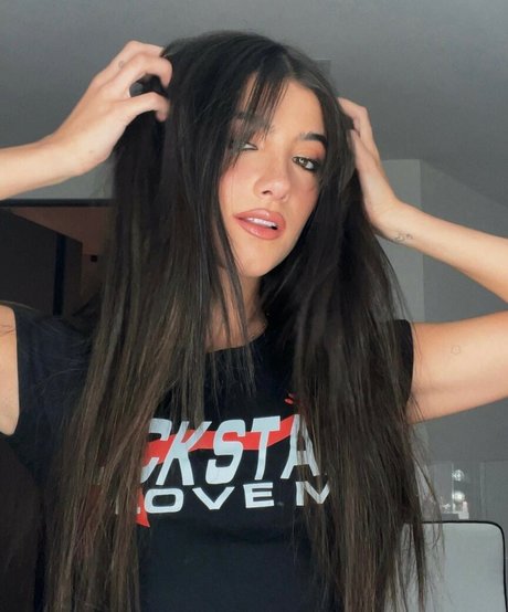 逆騎乗位 オンリーファンズ 美しい 写真