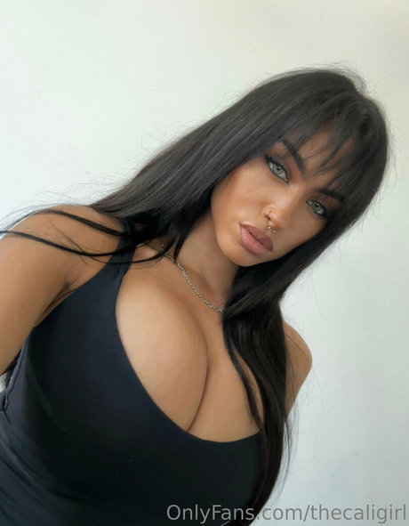 熟女 太め OnlyFans ポルノ 画像