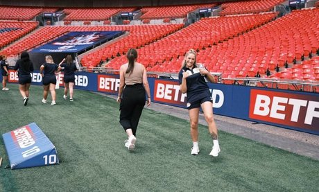 Caitlin Beevers モデル 画像