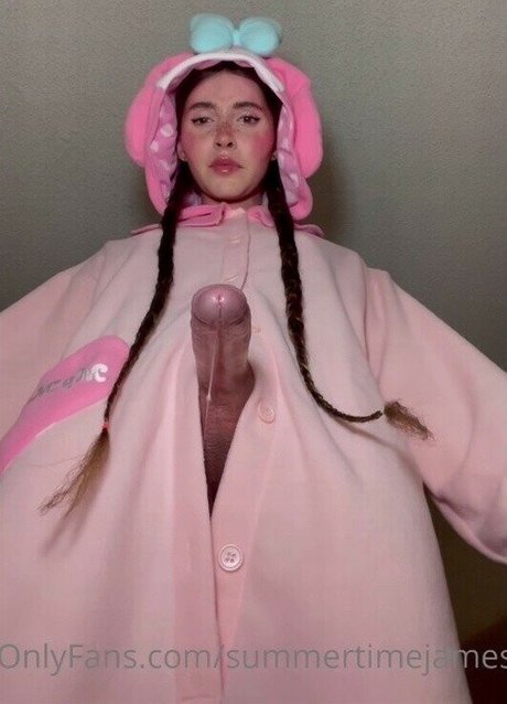 背が高くて巨乳のOnlyFans アートヌード 画像