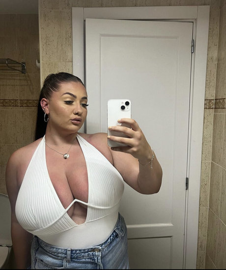 曲線美のラテン系オンリーファンズ アートxxx 画像