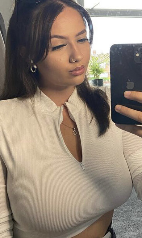 かわいいシーメールオンリーファンズ ホット裸 写真