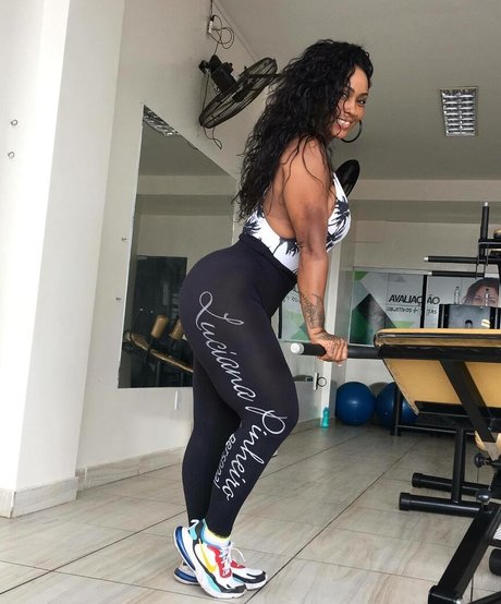 巨尻オンリーファン セクシー 写真