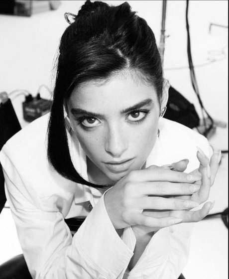 アラブのティーンズオンリーファンズ ヌード 写真