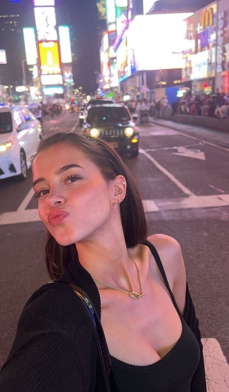 Lea Elui ポルノスター 高品質 画像