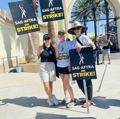 小柄なティーンオンリーファン アダルト ギャラリー