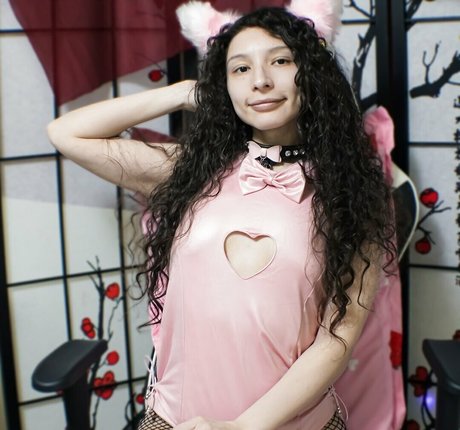 かわいいシーメールオンリーファンズ ホット裸 写真