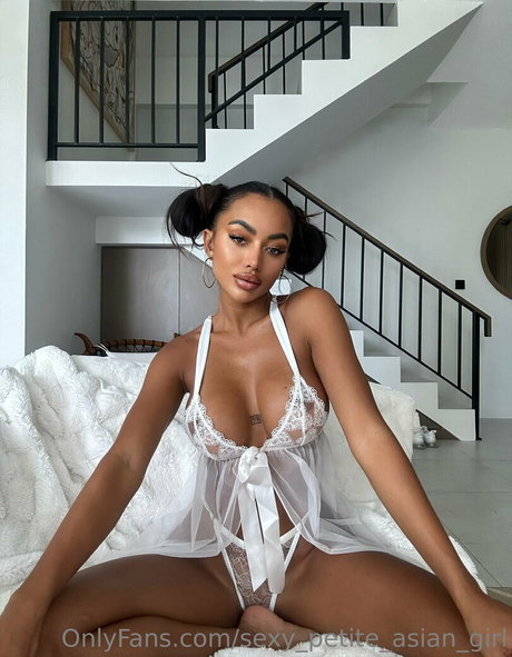 巨乳ティーンオンリーファンズ ポルノ 画像