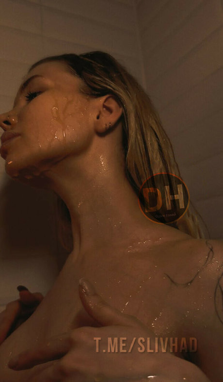 19歳のOnlyFans 美しいヌード 写真