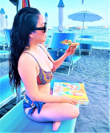 アラブのティーンズオンリーファンズ セクシー裸 写真