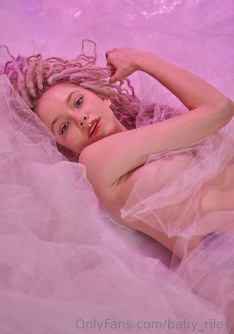 逆騎乗位 オンリーファンズ 美しい 写真