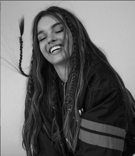 小柄なティーンオンリーファン 美しいヌード 写真