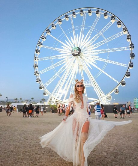 うつ伏せ骨オンリーファンズ トップ 画像