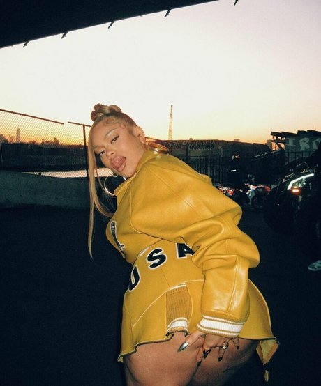 ブッシュ・オンリーファンズ ホットポルノ 写真