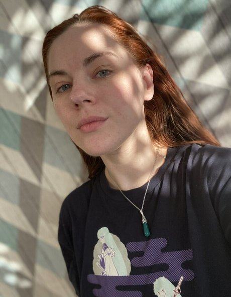 巨大な天然おっぱいオンリーファンズ ヌード 画像