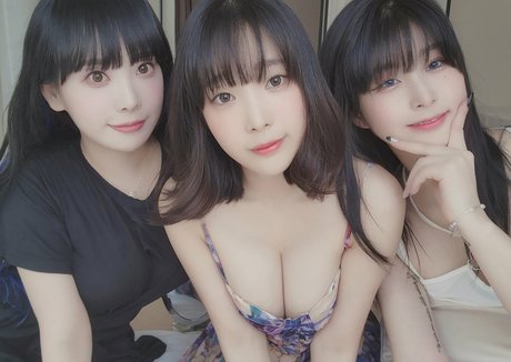 巨乳の赤毛オンリーファンズ アートヌード 画像