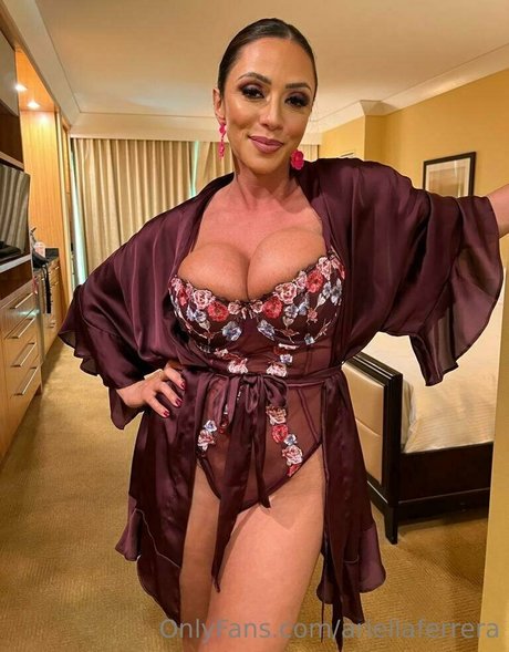 ariellaferrera エロティックモデル 写真