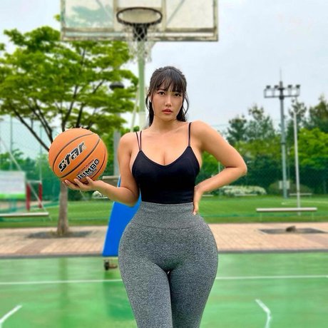 曲線美のラテン系オンリーファンズ アート裸 写真