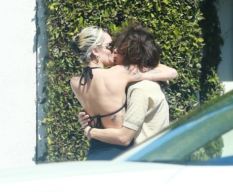 女装オンリーファン エロチック 写真