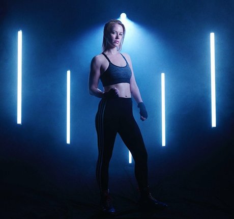 ピアス乳首オンリーファンズ セクシーヌード 写真