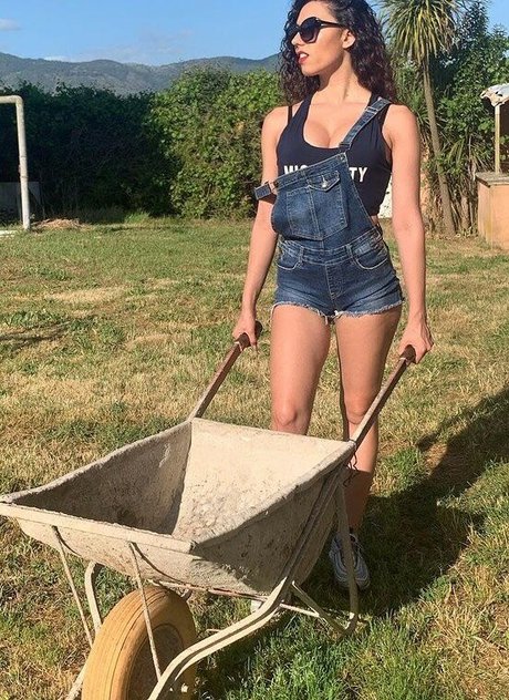 毛深いラテン系オンリーファンズ ヌード 画像