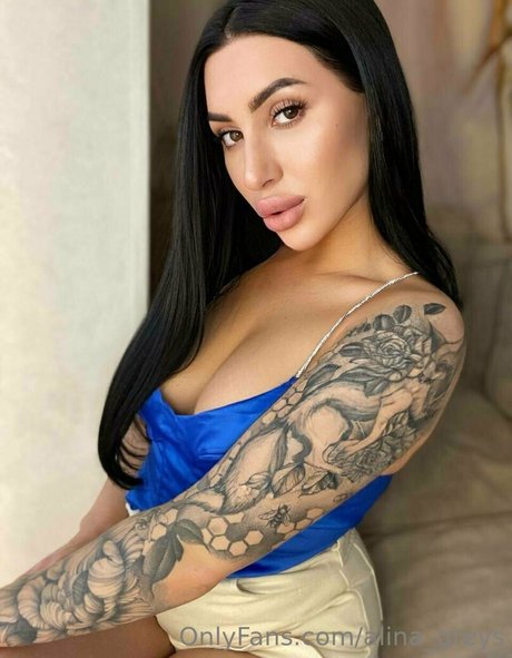 金髪クーガーオンリーファンズ セクシー 画像