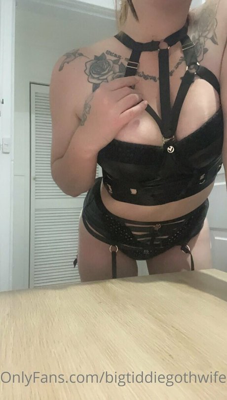 bigtiddiegothwife ポルノスター 画像