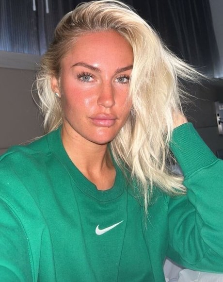 赤毛のソロOnlyFans セクシーヌード 写真