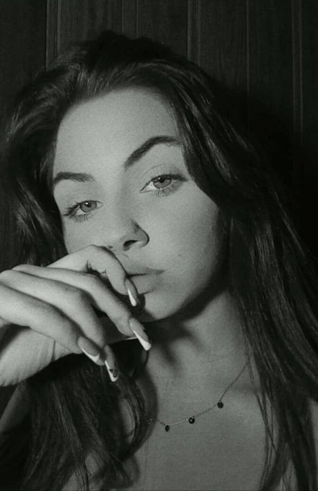 Wiktoria Bystron 裸の女優 ギャラリー