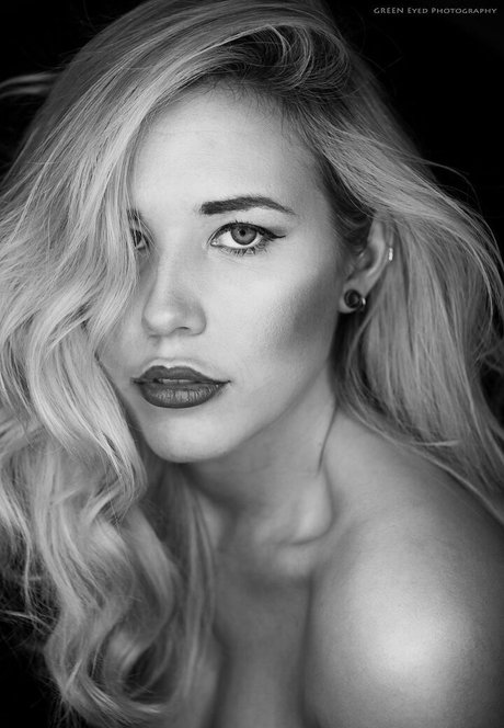 ティーントップレスOnlyFans 美しい裸 画像