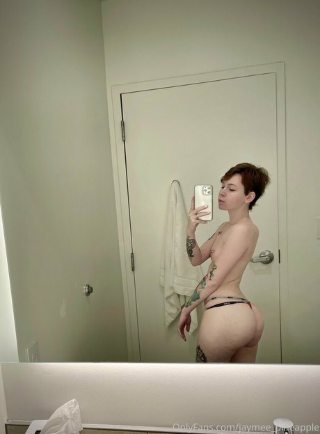 裸の熟女オンリーファンズ エロチック 写真