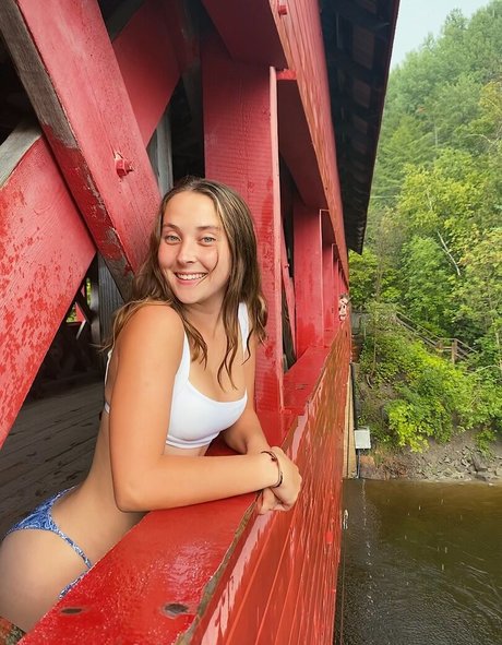 Lilly Breton ホットスター 写真