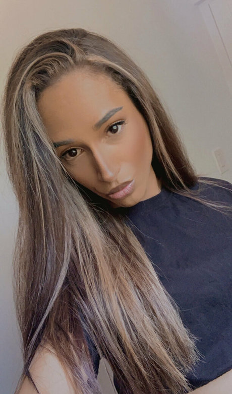 巨大なチンポを持つシーメールオンリーファンズ ポルノ 画像