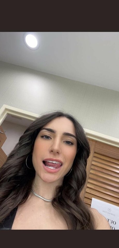 巨大な天然おっぱいオンリーファンズ ホット裸 写真