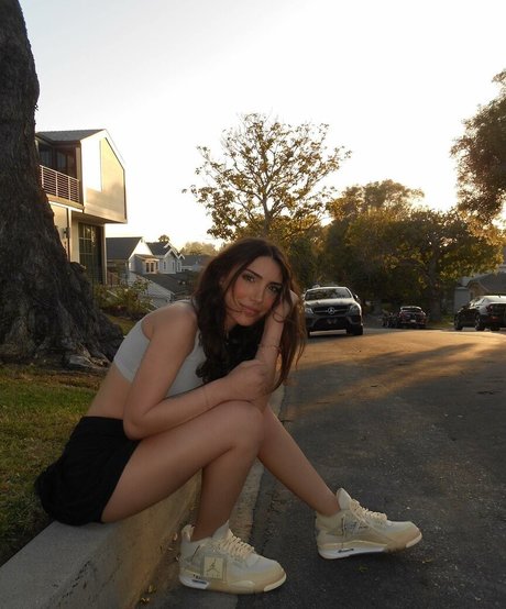 Nadia Amine ポルノスター アート ギャラリー