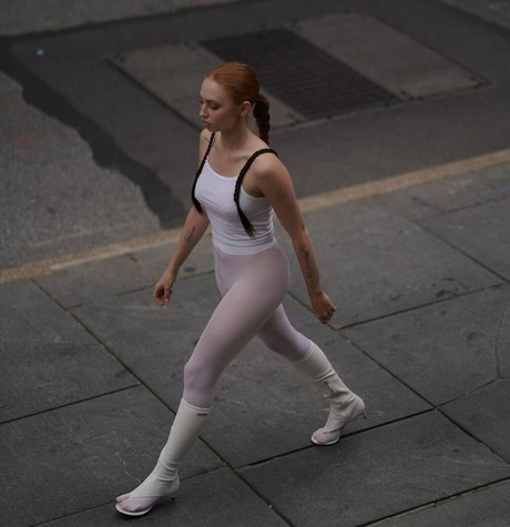 巨大なチンポを持つシーメールオンリーファンズ セクシーヌード 画像