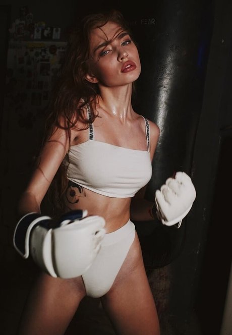 巨乳ティーンオンリーファンズ 無料ポルノ 写真